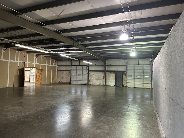 More Photos Of 102-104 Southside Park Dr, Lebanon Distribution For Sale