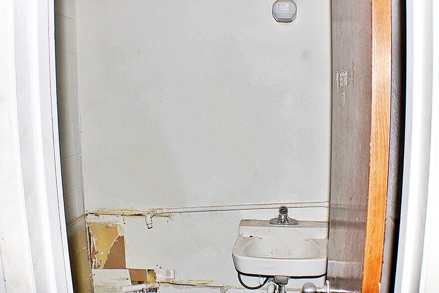 More Photos Of 10978 Montwood Dr, El Paso Unknown For Lease