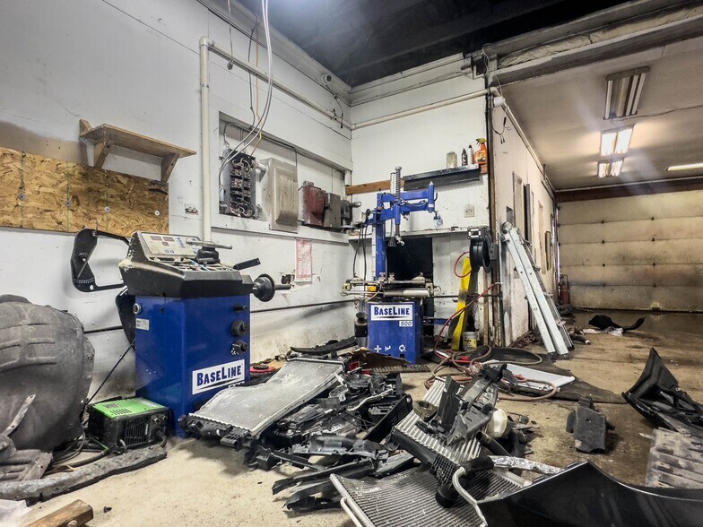 More Photos Of 7030 Gratiot Ave, Saint Clair Service For Lease