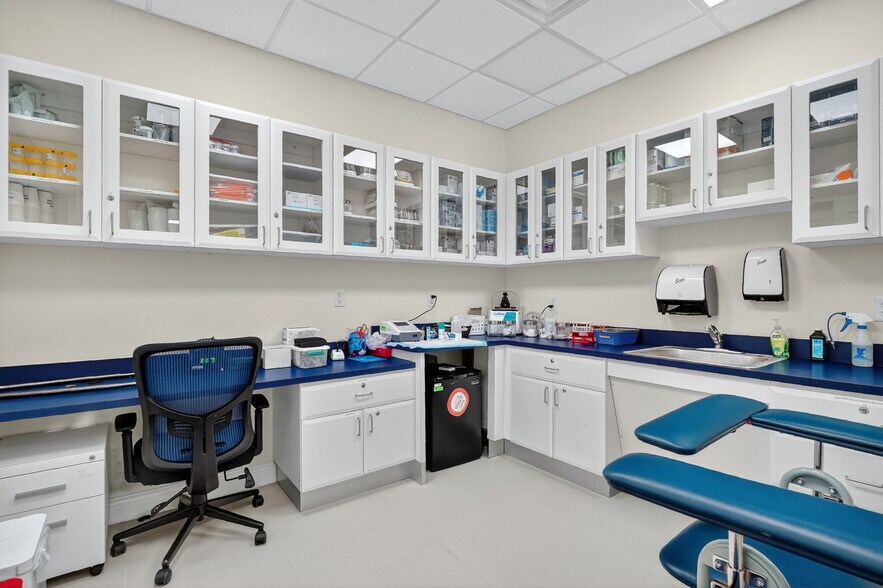 More Photos Of 260-268 Mohawk Rd, Clermont Medical For Lease