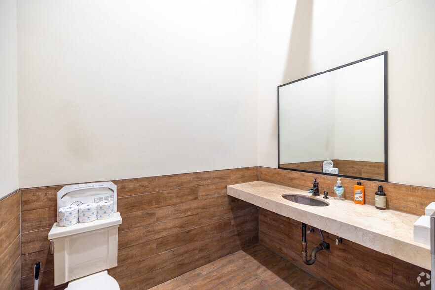 More Photos Of 3211 Cahuenga Blvd W, Los Angeles Loft Creative Space For Sale