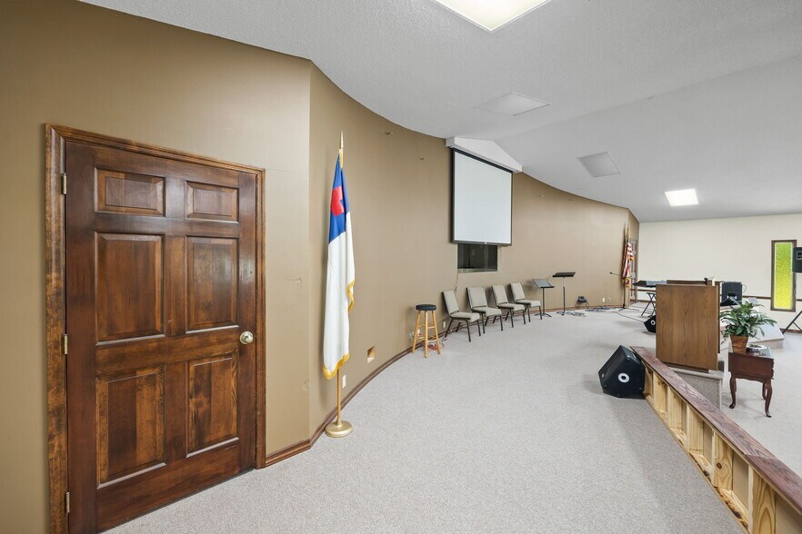 More Photos Of 832 Allardt Hwy, Jamestown Showroom For Sale