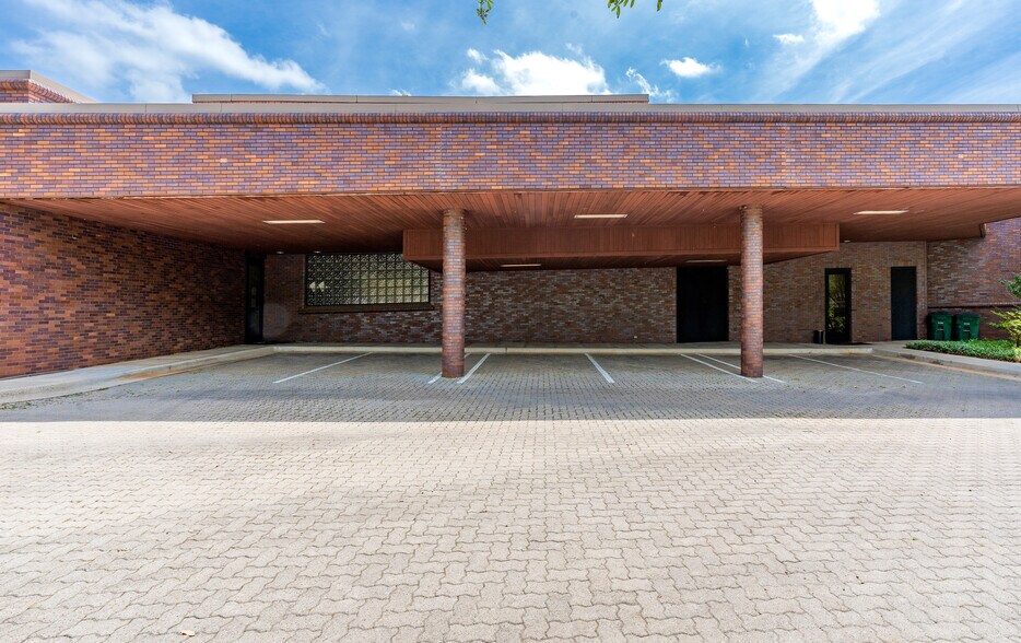 More Photos Of 400 W Houston St, Marshall Office For Sale