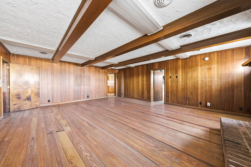 More Photos Of 803 E Broadway Blvd, Jefferson City Warehouse For Sale