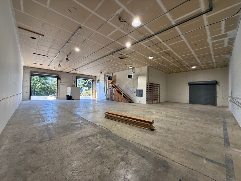 More Photos Of 12521 Evergreen Dr, Mukilteo Warehouse For Lease