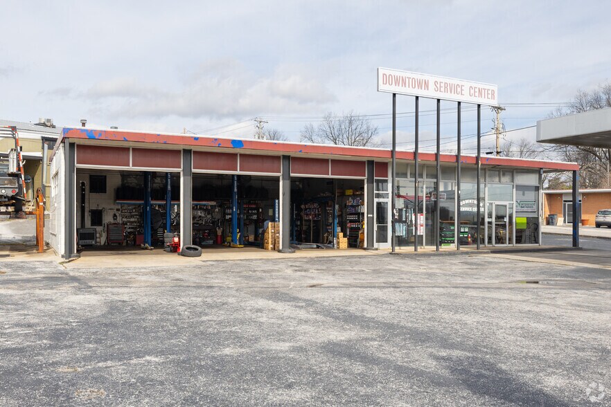 Primary Photo Of 203 Sparta St, McMinnville Service Station For Sale