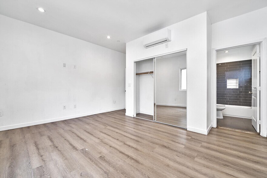 More Photos Of 550 W 47th St, Los Angeles Apartments For Sale
