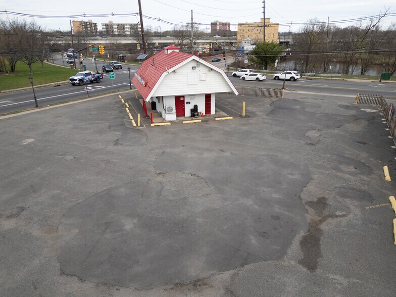 More Photos Of 735 E Hazelwood Ave, Rahway Freestanding For Sale