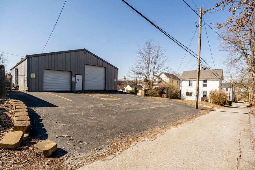 More Photos Of 210 N West St, Hillsboro Office For Sale