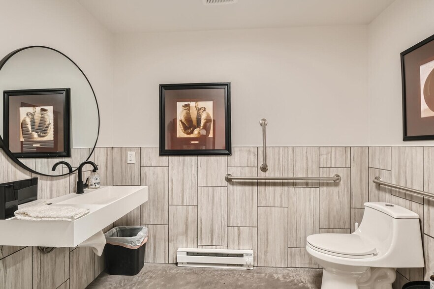 More Photos Of 11 NW Frontage Rd, Fort Collins Showroom For Lease