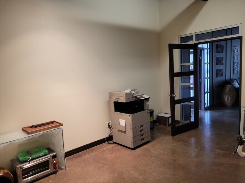 More Photos Of 10 Rue Gaston-Dumoulin, Blainville Light Distribution For Lease