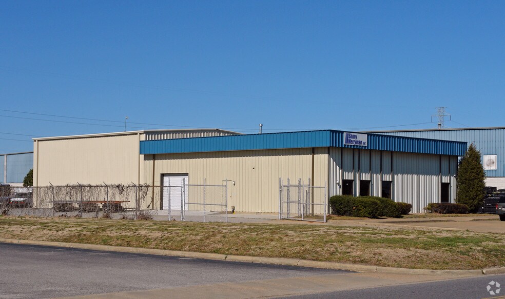 Primary Photo Of 610 Woodlake Dr, Chesapeake Warehouse For Lease