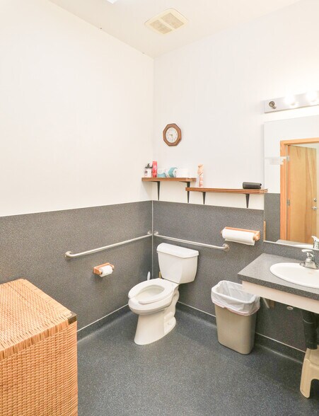 More Photos Of 107 W Q St, Springfield Office For Sale