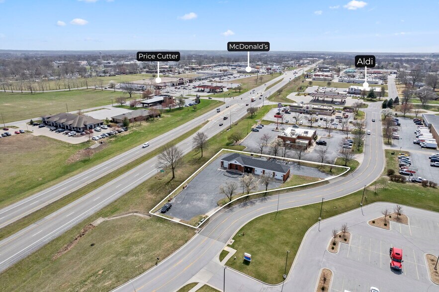 More Photos Of 418 N Old Wilderness Rd, Nixa Flex For Sale