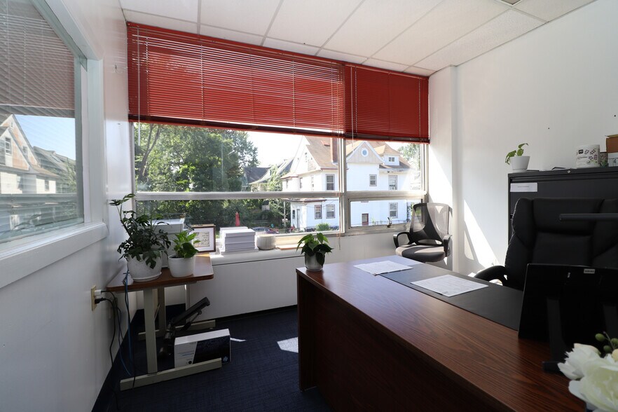 More Photos Of 631-635 Farmington Ave, Hartford Office For Sale
