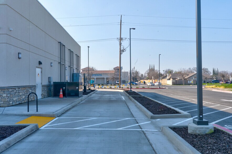 More Photos Of 2510 E Pacheco Blvd, Los Banos Service Station For Sale