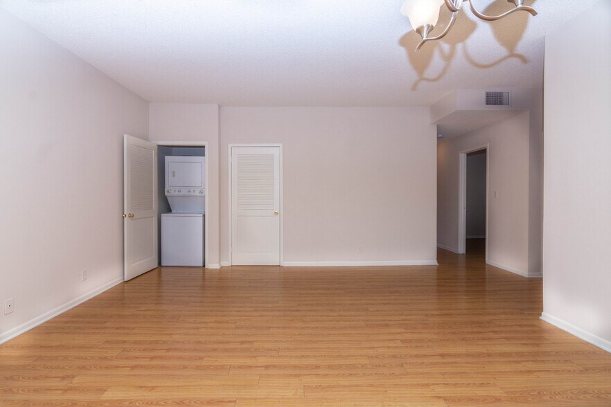 More Photos Of 404 Lincoln Ave, Glendale Apartments For Sale