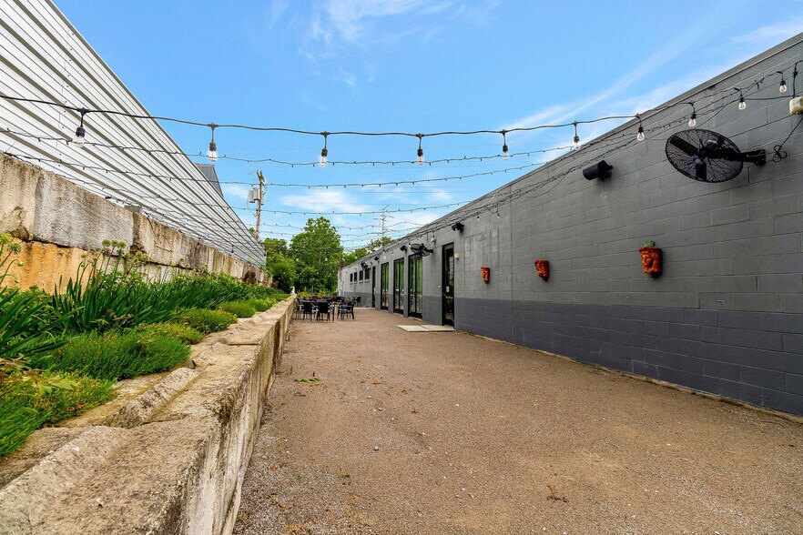 More Photos Of 3717 Jonlen Dr, Fairfax Flex For Lease