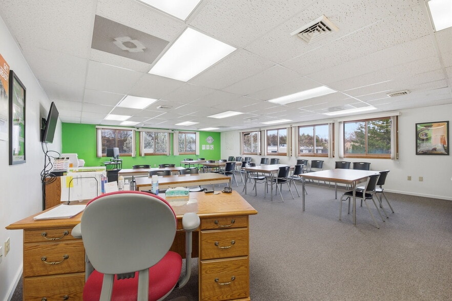 More Photos Of 160 Oak St, Glastonbury Office For Sale