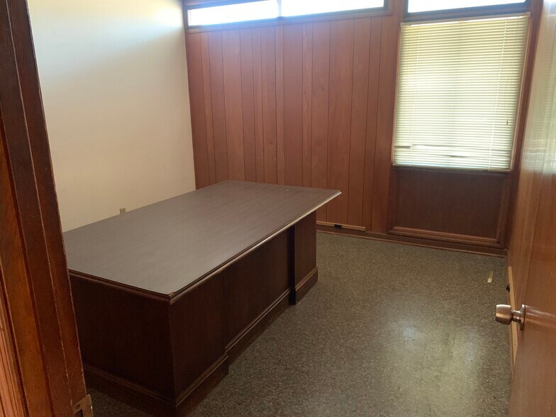 More Photos Of 1321 US Hwy 41 N, Calhoun Office For Lease