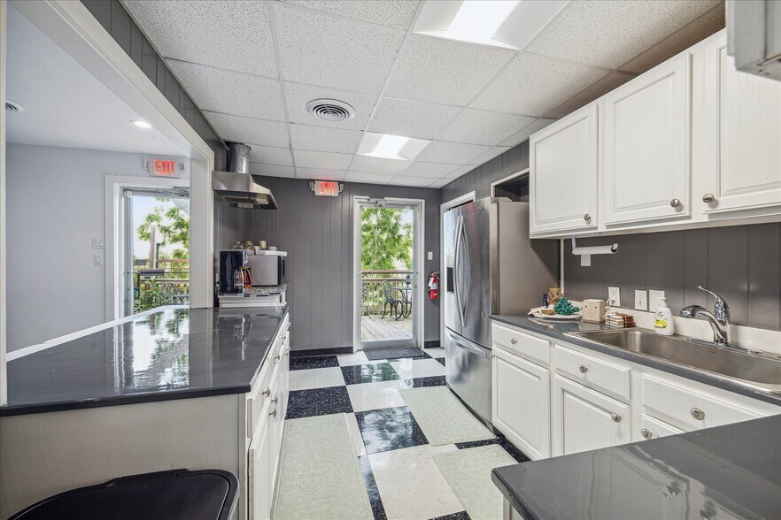More Photos Of 303 E Academy St, Brenham Flex For Lease