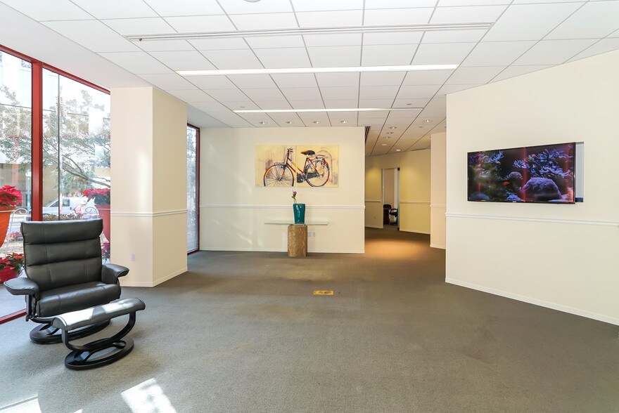 More Photos Of 2033 Main St, Sarasota Office For Lease