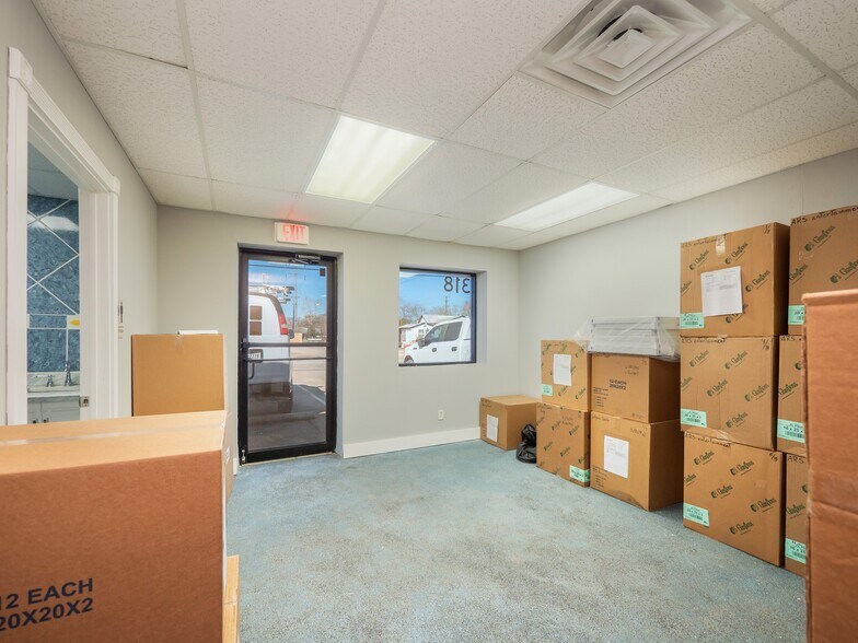 More Photos Of 318 W Byrd Blvd, Universal City Office For Sale