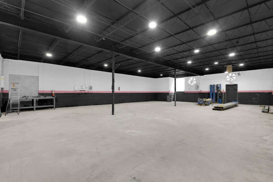 More Photos Of 4725 E 10th Ave, Hialeah Service For Lease