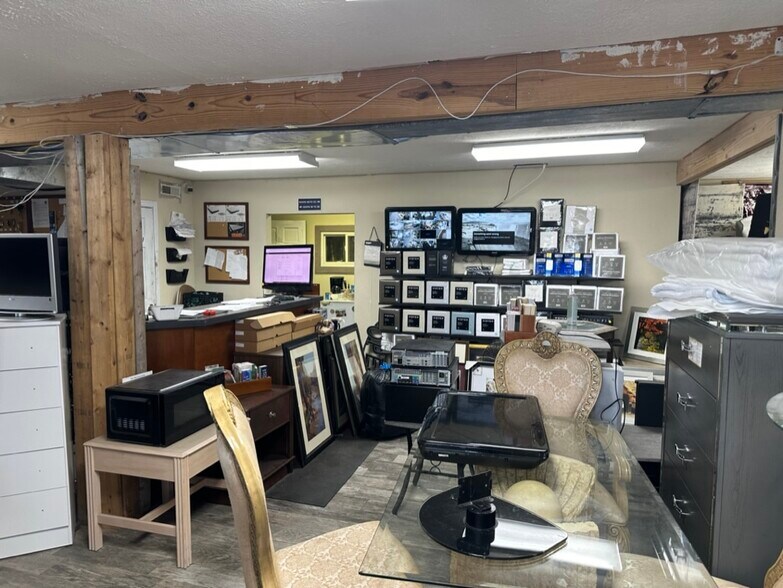 More Photos Of 107 Caroline St, Bloomington Warehouse For Lease