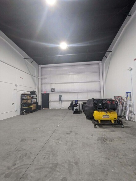 More Photos Of 400 Sterling Plaza Dr, Ponte Vedra Warehouse For Lease