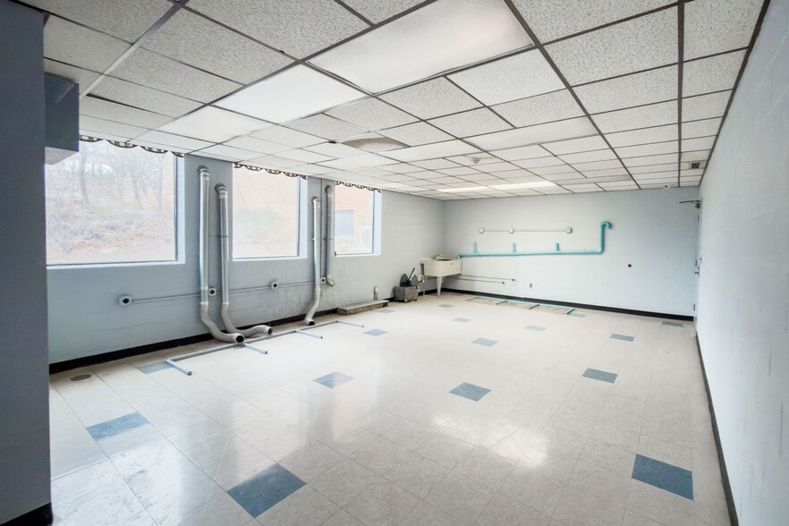 More Photos Of 6902 Chicago Rd, Warren Schools For Sale
