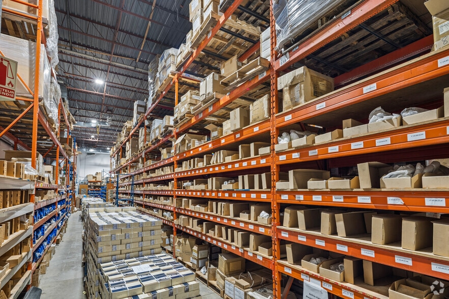 More Photos Of 4600-4612 Chemin Du Bois-Franc, Saint-Laurent Warehouse For Lease