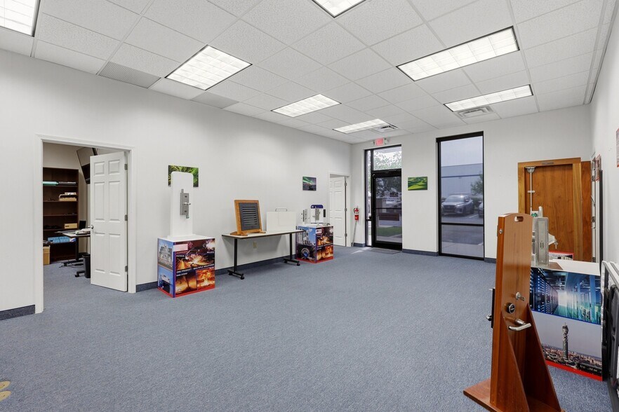 More Photos Of 2380 Fortune Dr, Lexington Flex For Lease