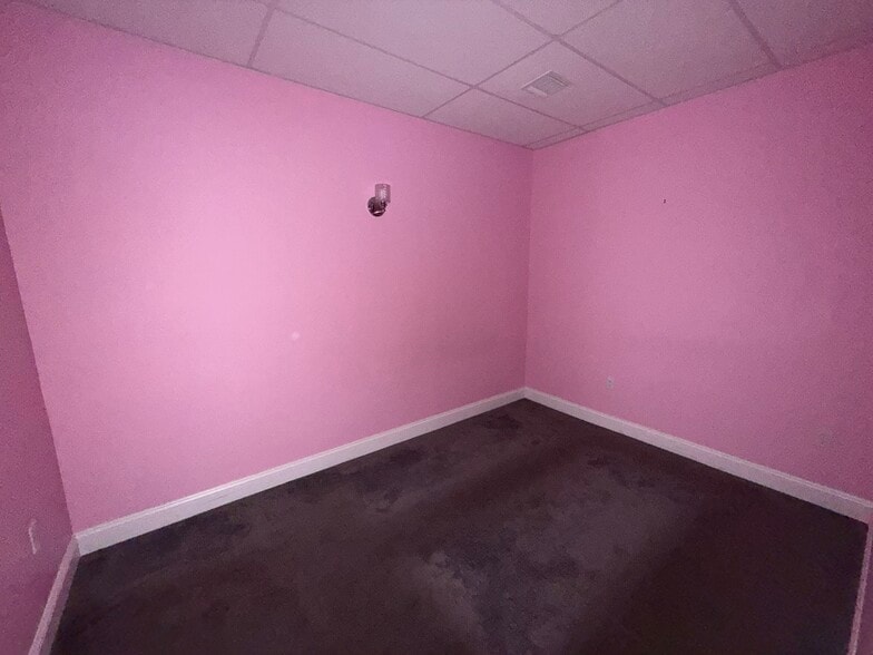 More Photos Of 213 Lake Ave, Saint James Storefront Retail Office For Lease