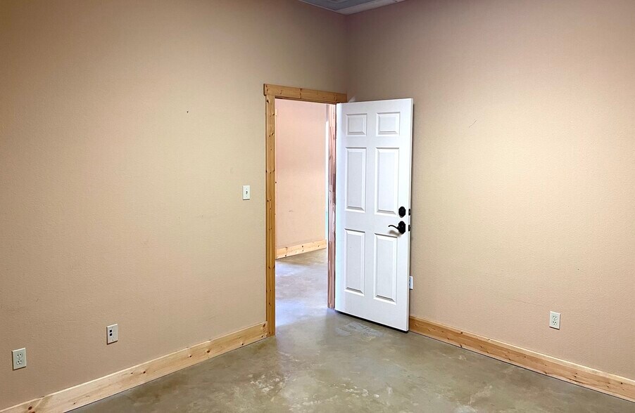 More Photos Of 1274 Blake Rd, Conroe Office For Lease