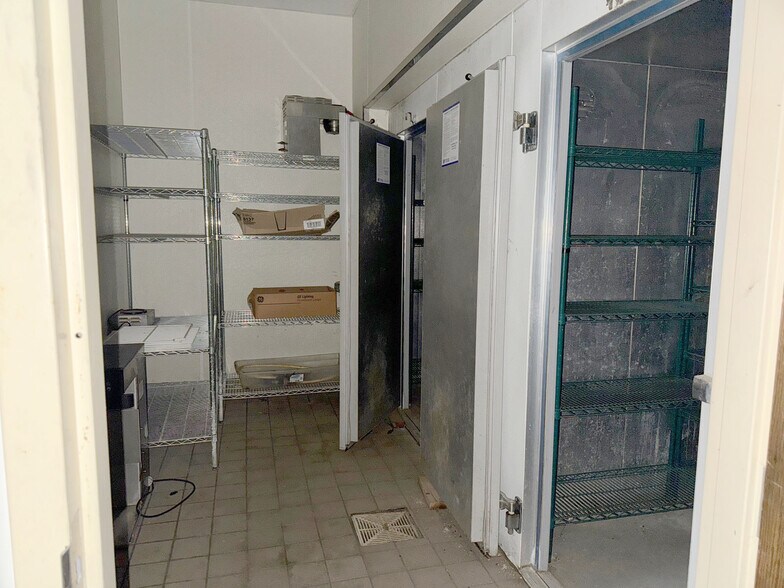 More Photos Of 1410 E Broadway Ct, Newton Restaurant For Sale