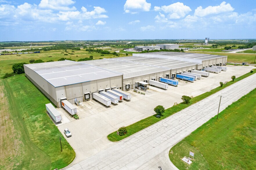 More Photos Of 2412 Wilsonart Dr, Temple Warehouse For Lease