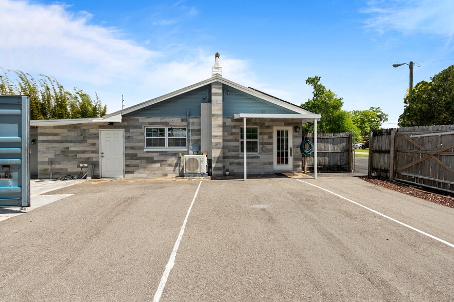 More Photos Of 5424 Edgewater Dr, Orlando Flex For Lease