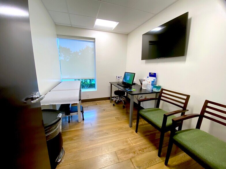 More Photos Of 1105-1129 Saxon Blvd, Orange City Office For Sale