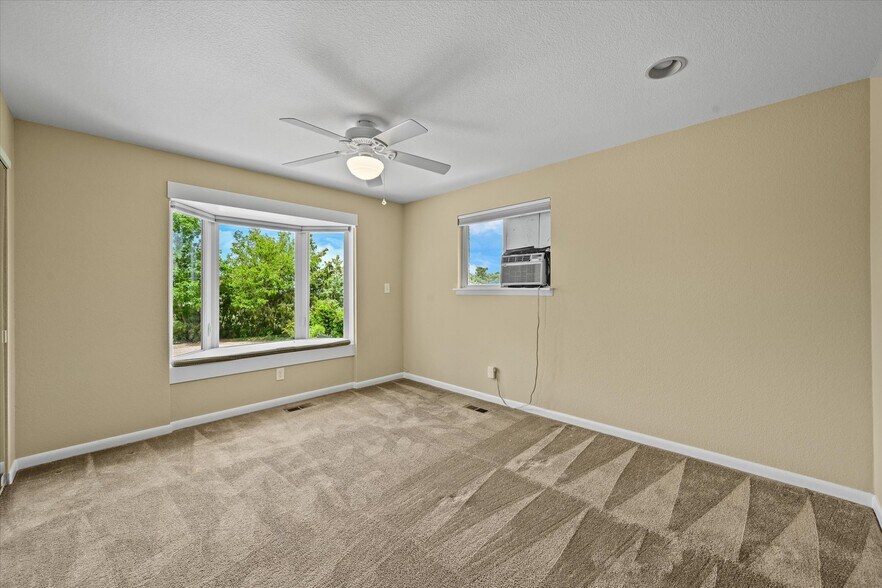 More Photos Of 1335 S Kio St, Watkins Veterinarian Kennel For Sale
