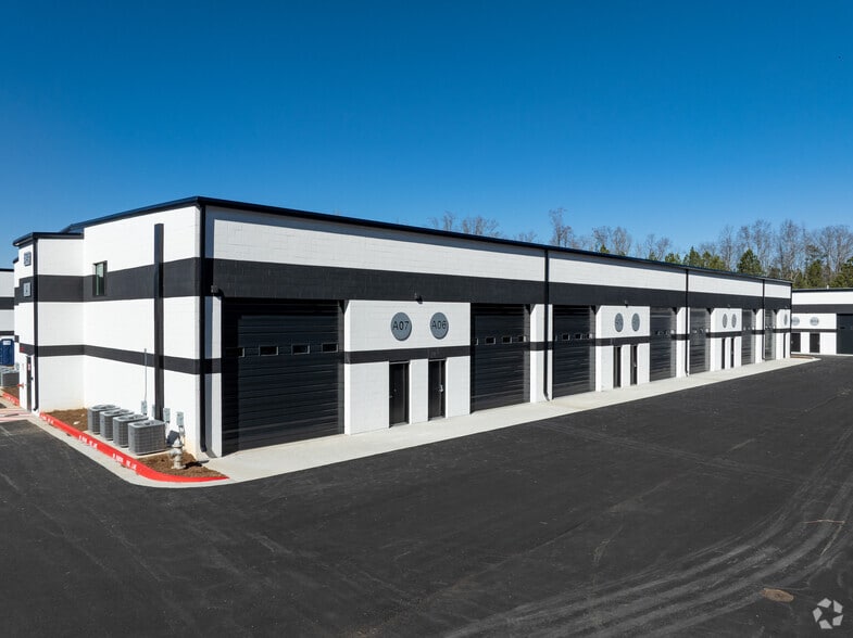 More Photos Of 5705-5725 Stables Way, Alpharetta Showroom For Lease