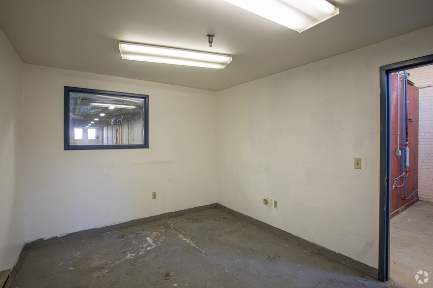 More Photos Of 88-92 Sunshine Rd, Kansas City Distribution For Lease