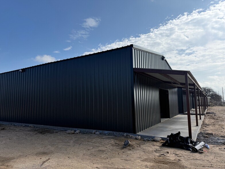 More Photos Of 506 S Access Rd, Clyde Flex For Lease