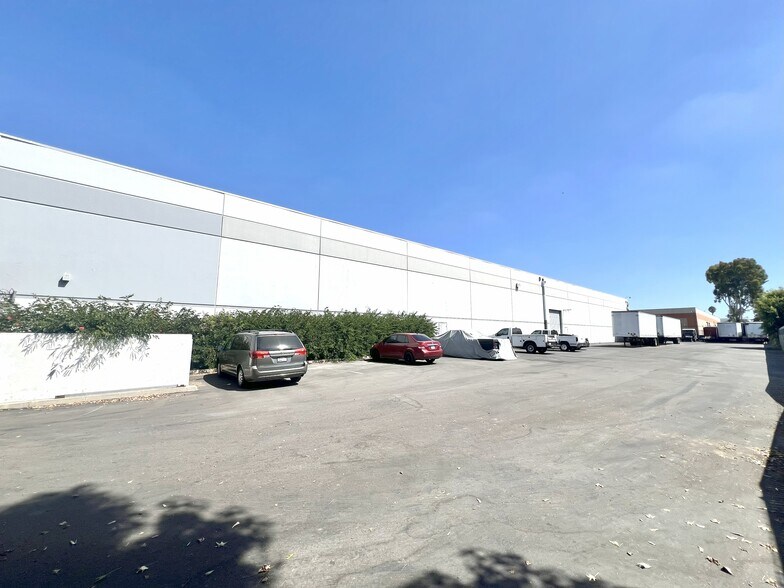 More Photos Of 17050-17100 S Margay Ave, Carson Warehouse For Lease