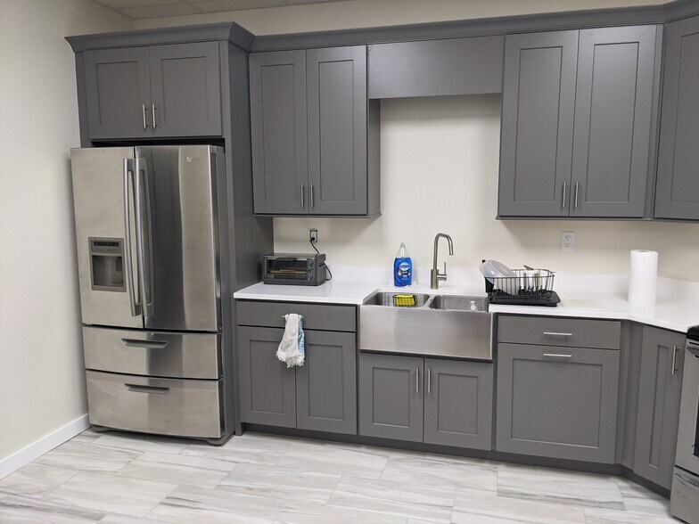 More Photos Of 5905 Johns Rd, Tampa Warehouse For Sale