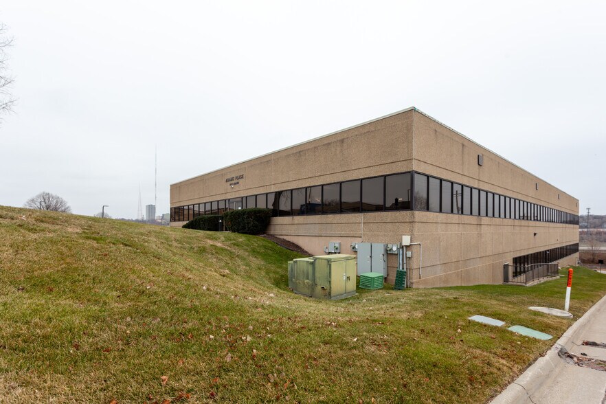 More Photos Of 1155-1220 Adams St, Kansas City Office For Lease