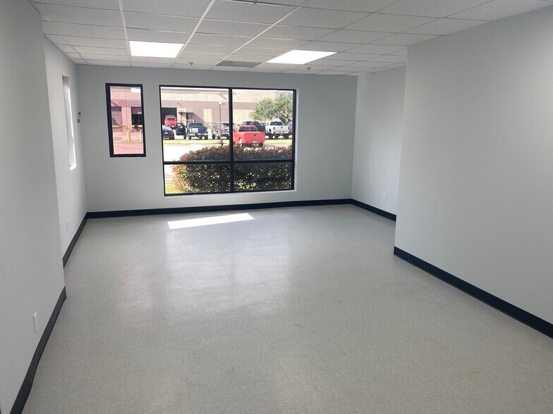 More Photos Of 10450 Corporate Dr, Sugar Land Manufacturing For Sale