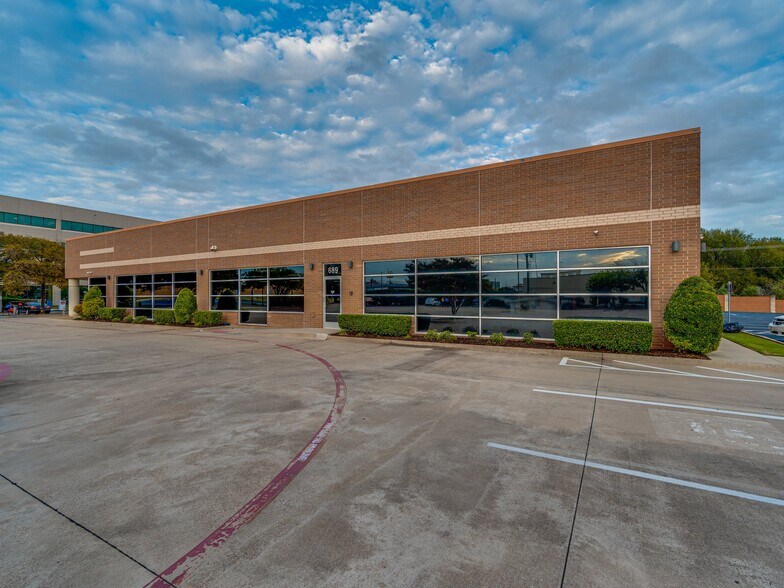 More Photos Of 689 Airport Fwy, Hurst Office For Lease