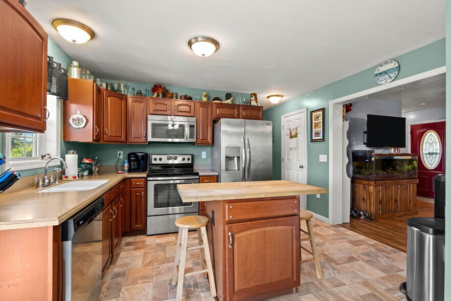 More Photos Of 25 Beacon St, Amesbury Showroom For Sale
