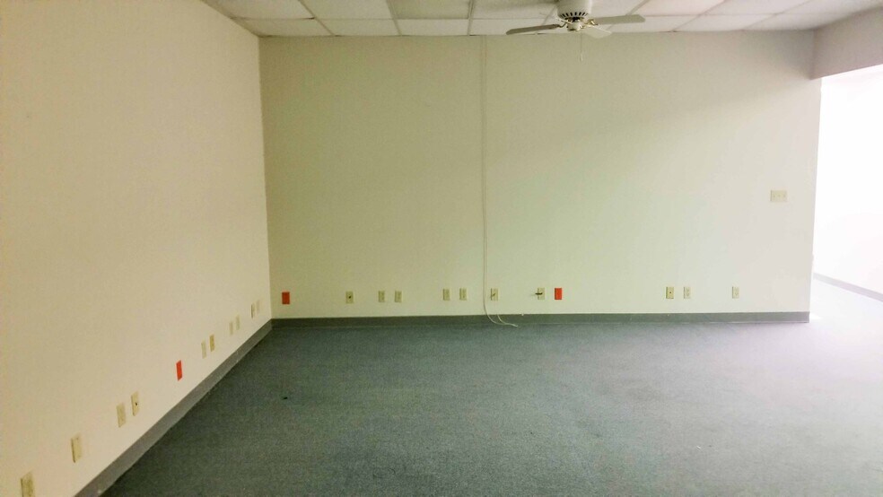 More Photos Of 1800 S Washington St, Beeville Office For Sale